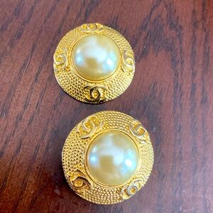 Chanel earrings-authentic vintage- 1 pc is broken.